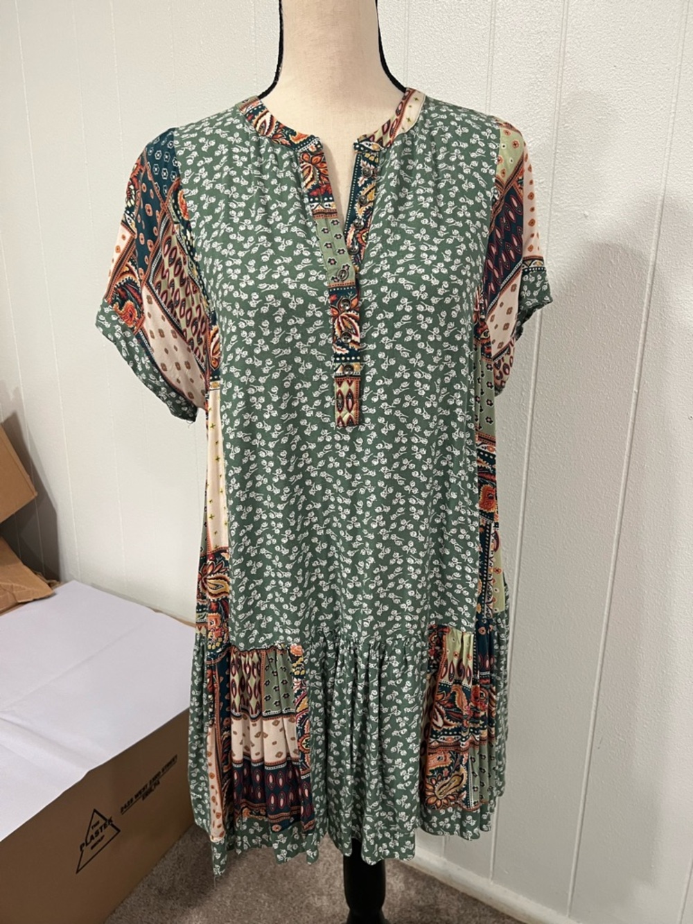 easel Green Mixed-Print Short Sleeve Tunic dress